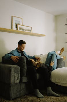 照护老人幼儿，家庭负担如何有效减轻；政策举措持续发力。