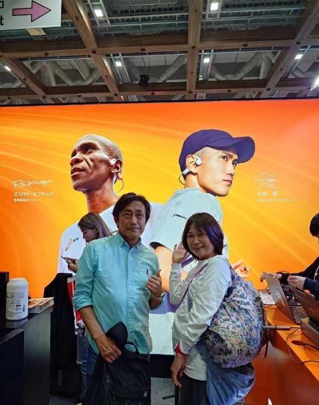  东京马拉松赛场，中国选手丰配友刷新全国纪录；大迫杰中文致贺，跑步精神跨越边界。 体育新闻 东京马拉松赛场，中国选手丰配友刷新全国纪录；大迫杰中文致贺，跑步精神跨越边界。 体育新闻