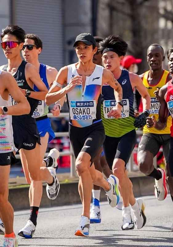  东京马拉松赛场，中国选手丰配友刷新全国纪录；大迫杰中文致贺，跑步精神跨越边界。 体育新闻 东京马拉松赛场，中国选手丰配友刷新全国纪录；大迫杰中文致贺，跑步精神跨越边界。 体育新闻