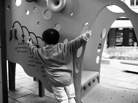 长江黄金水道活力迸发，春运货物吞吐显著增长。