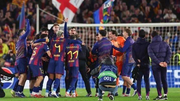  弗里克场内围圈讲话，简短宣布放假；巴萨将士欢呼，士气显著提升。 体育新闻 弗里克场内围圈讲话，简短宣布放假；巴萨将士欢呼，士气显著提升。 体育新闻 弗里克场内围圈讲话，简短宣布放假；巴萨将士欢呼，士气显著提升。 体育新闻 弗里克场内围圈讲话，简短宣布放假；巴萨将士欢呼，士气显著提升。 体育新闻