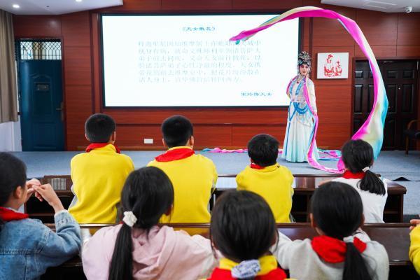  “京剧进校园”的技术解码：三位一体模式如何重构美育课堂 文化旅游