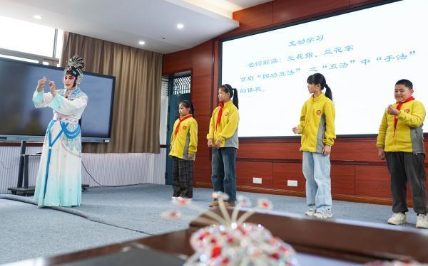  “京剧进校园”的技术解码：三位一体模式如何重构美育课堂 文化旅游